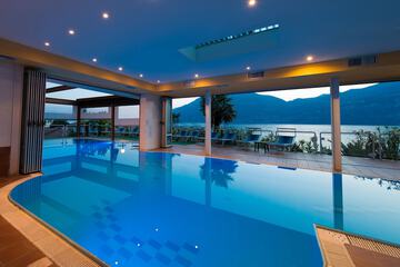 Indoor/outdoor pool