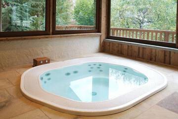 Indoor spa tub