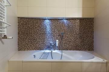Deep soaking bathtub