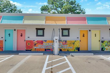 Electric vehicle charging station