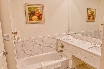 Deep soaking bathtub