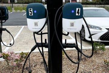 Electric vehicle charging station