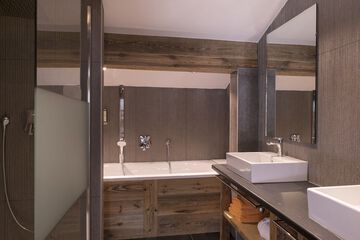 Deep soaking bathtub