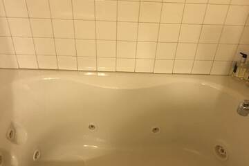 Jetted tub