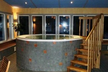 Indoor spa tub