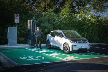 Electric vehicle charging station
