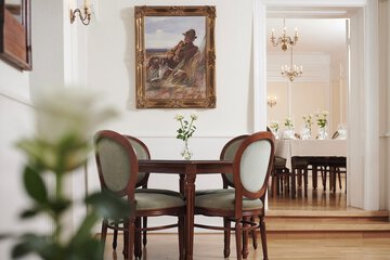 Lobby lounge