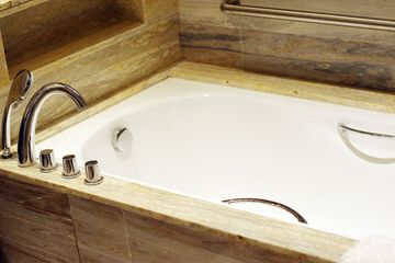 Deep soaking bathtub