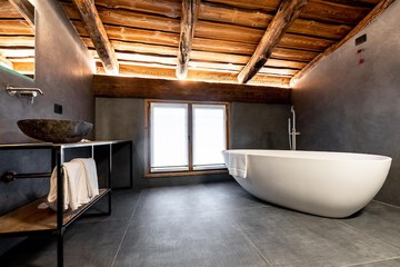 Deep soaking bathtub