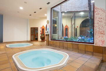 Indoor spa tub
