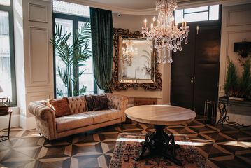 Lobby lounge