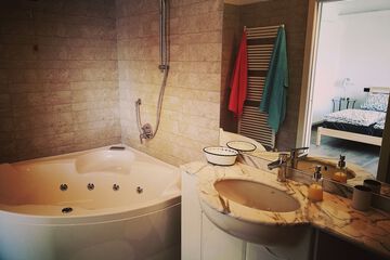 Private spa tub