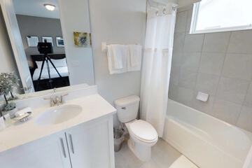 Deep soaking bathtub