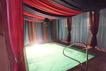 Indoor spa tub