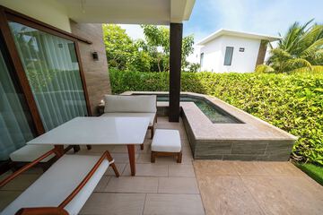 Private spa tub