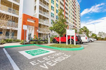 Electric vehicle charging station