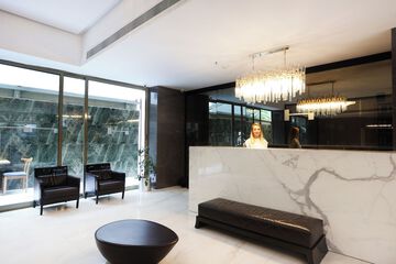 Lobby lounge