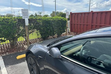 Electric vehicle charging station