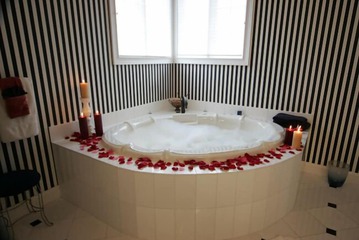 Deep soaking bathtub