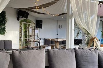 Poolside bar