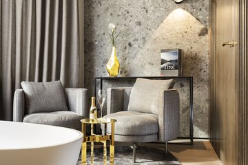 Deep soaking bathtub