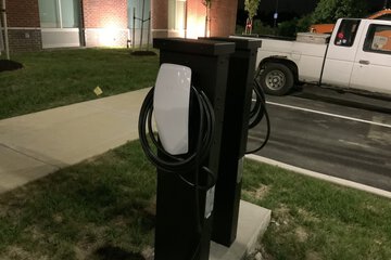 Electric vehicle charging station