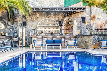 Swim-up bar