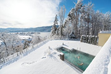 Indoor/outdoor pool