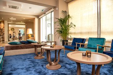 Lobby lounge