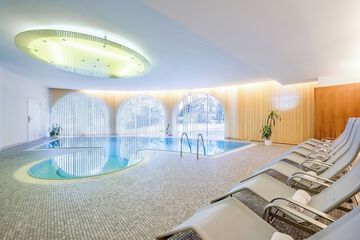 Indoor/outdoor pool