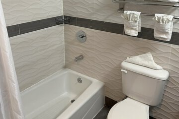 Deep soaking bathtub