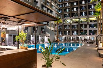 Swim-up bar