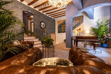 Lobby lounge