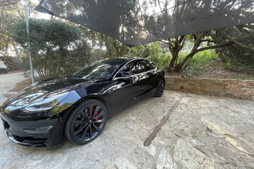 Electric vehicle charging station