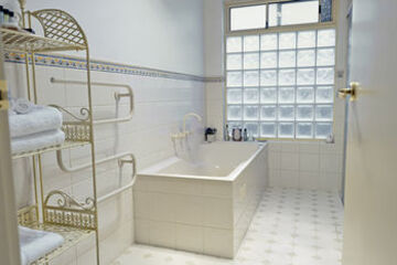 Deep Soaking Bathtub