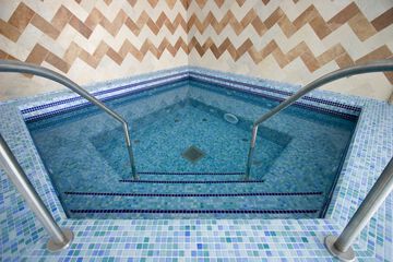 Indoor spa tub