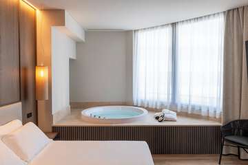 Private spa tub