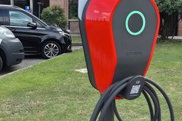 Electric vehicle charging station
