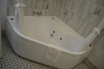 Deep soaking bathtub