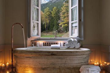 Deep soaking bathtub