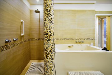 Deep soaking bathtub