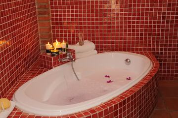 Deep soaking bathtub