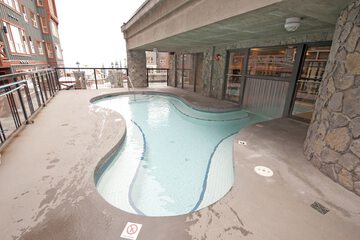 Indoor/outdoor pool
