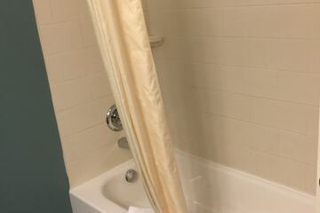 Deep soaking bathtub