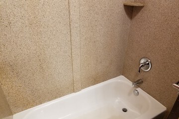 Deep soaking bathtub