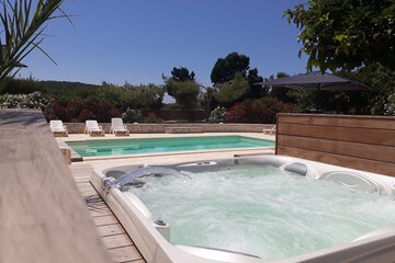 Outdoor spa tub