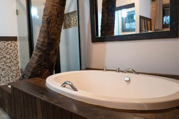 Deep soaking bathtub