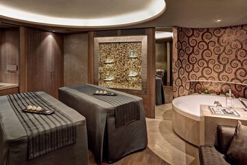 Indoor spa tub