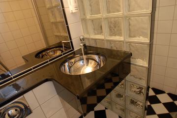 Bathroom sink