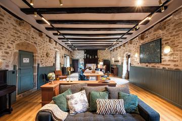 Lobby lounge